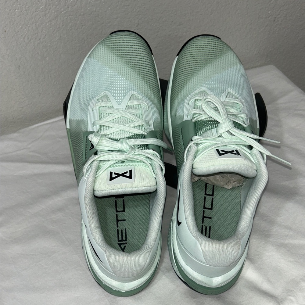 Nike Women's Green and Black Athletic Shoes NWOB - Picture 4 of 9